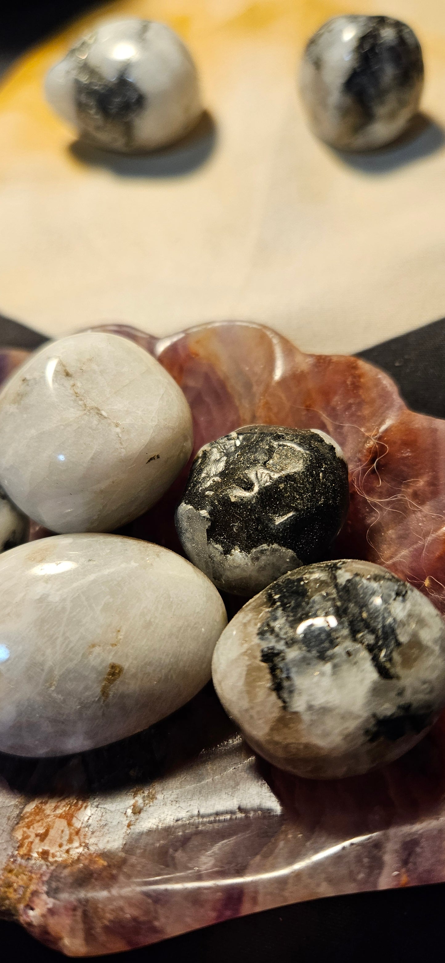 Braided Necklace with pouch for medium-sized tumbled stones